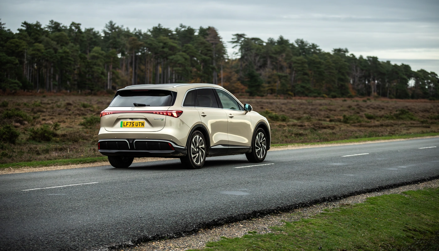 Mg Mgs6 Ev - Contexto Entorno Real Contexto Conduciendo Exterior Trasera Exterior Trasera Izquierda Exterior Lateral Derecha