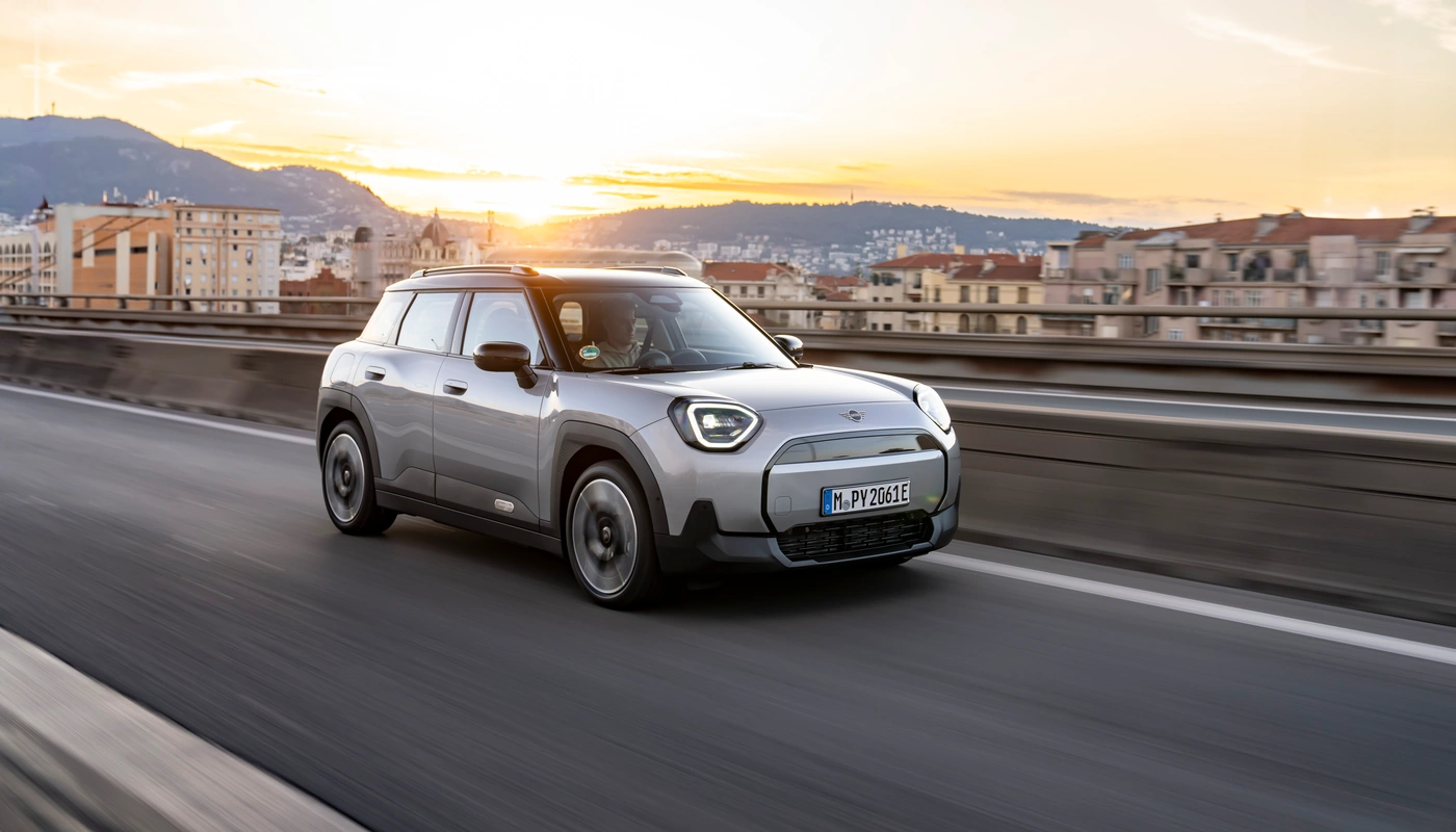 Mini Aceman - Contexto Entorno Real Contexto Conduciendo Exterior Frontal Derecha