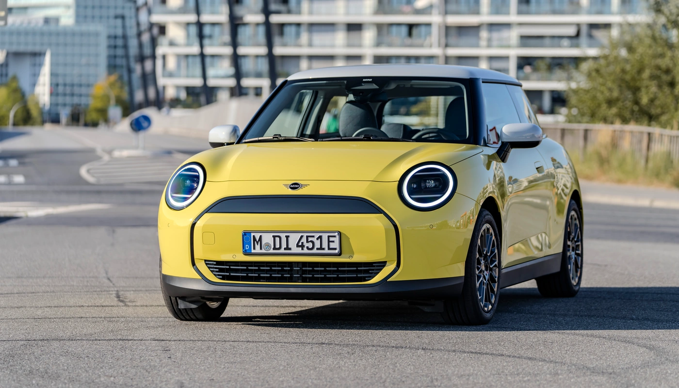 Mini Cooper - Contexto Entorno Real Contexto Aparcado Exterior Frontal Exterior Frontal Izquierda