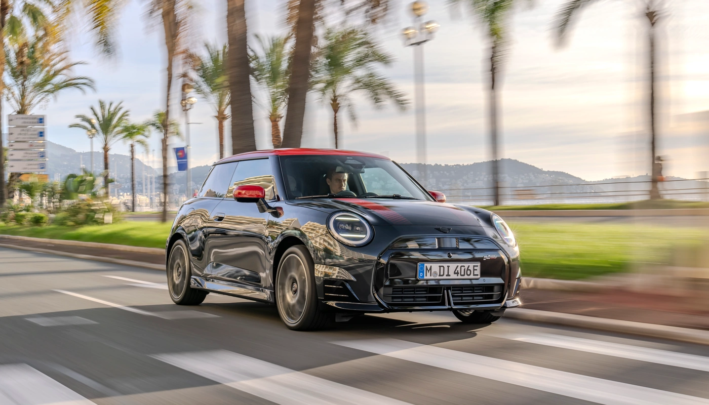 Mini Cooper - Contexto Entorno Real Contexto Conduciendo Exterior Frontal Derecha