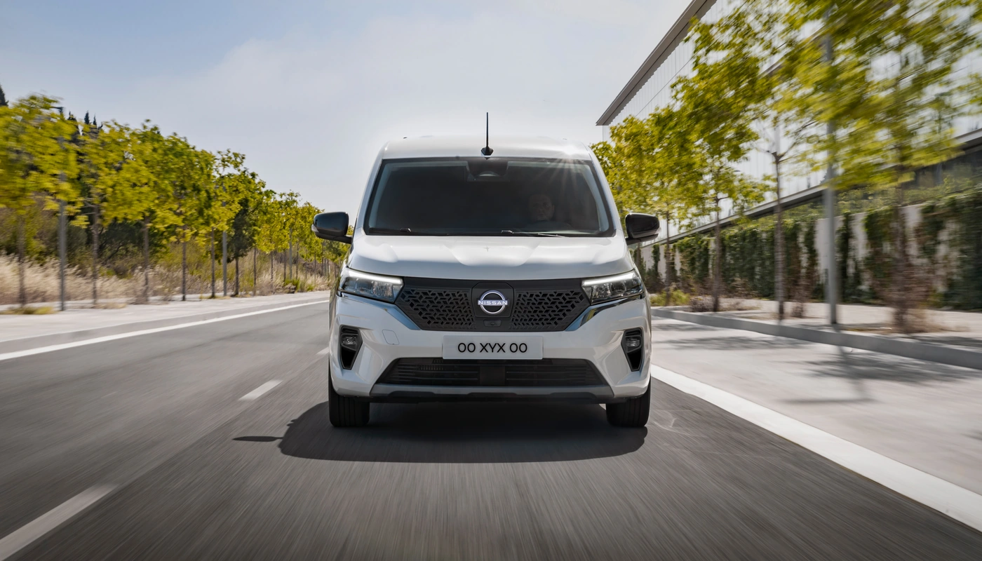 Nissan Townstar Combi Van - Contexto Conduciendo Exterior Frontal