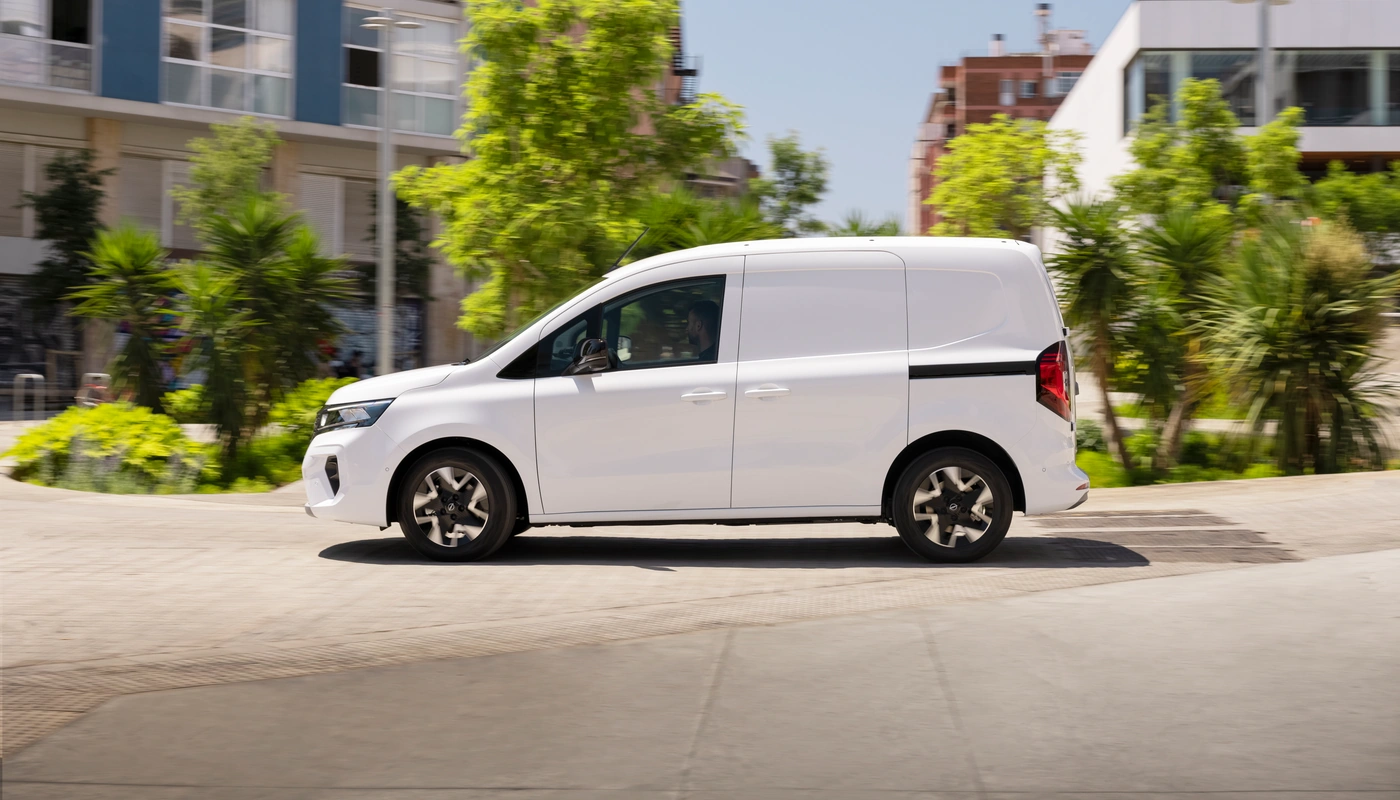 Nissan Townstar Combi Van - Contexto Entorno Real Contexto Aparcado Exterior Lateral Izquierda