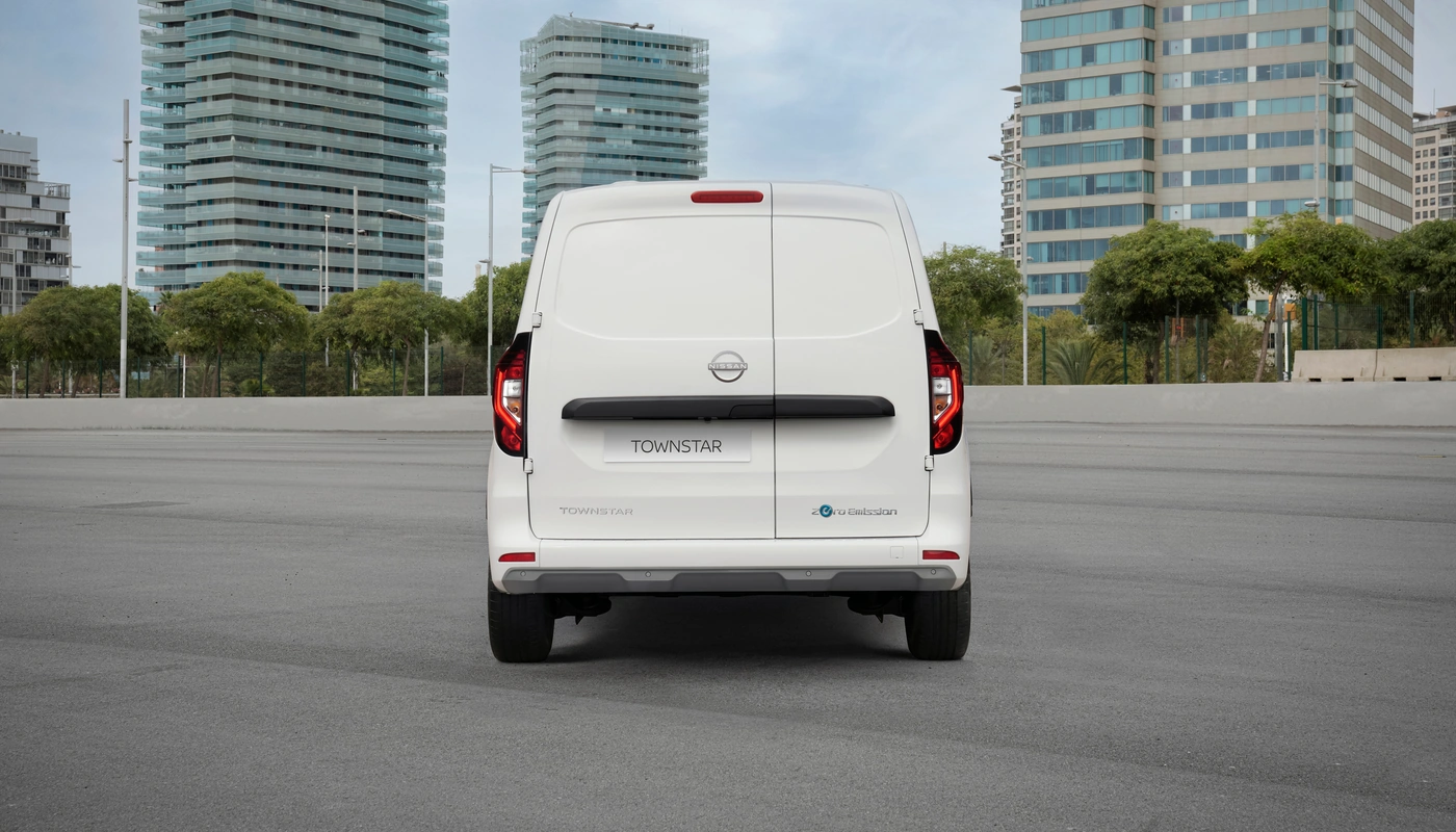 Nissan Townstar Combi Van - Contexto Entorno Real Contexto Aparcado Exterior Trasera