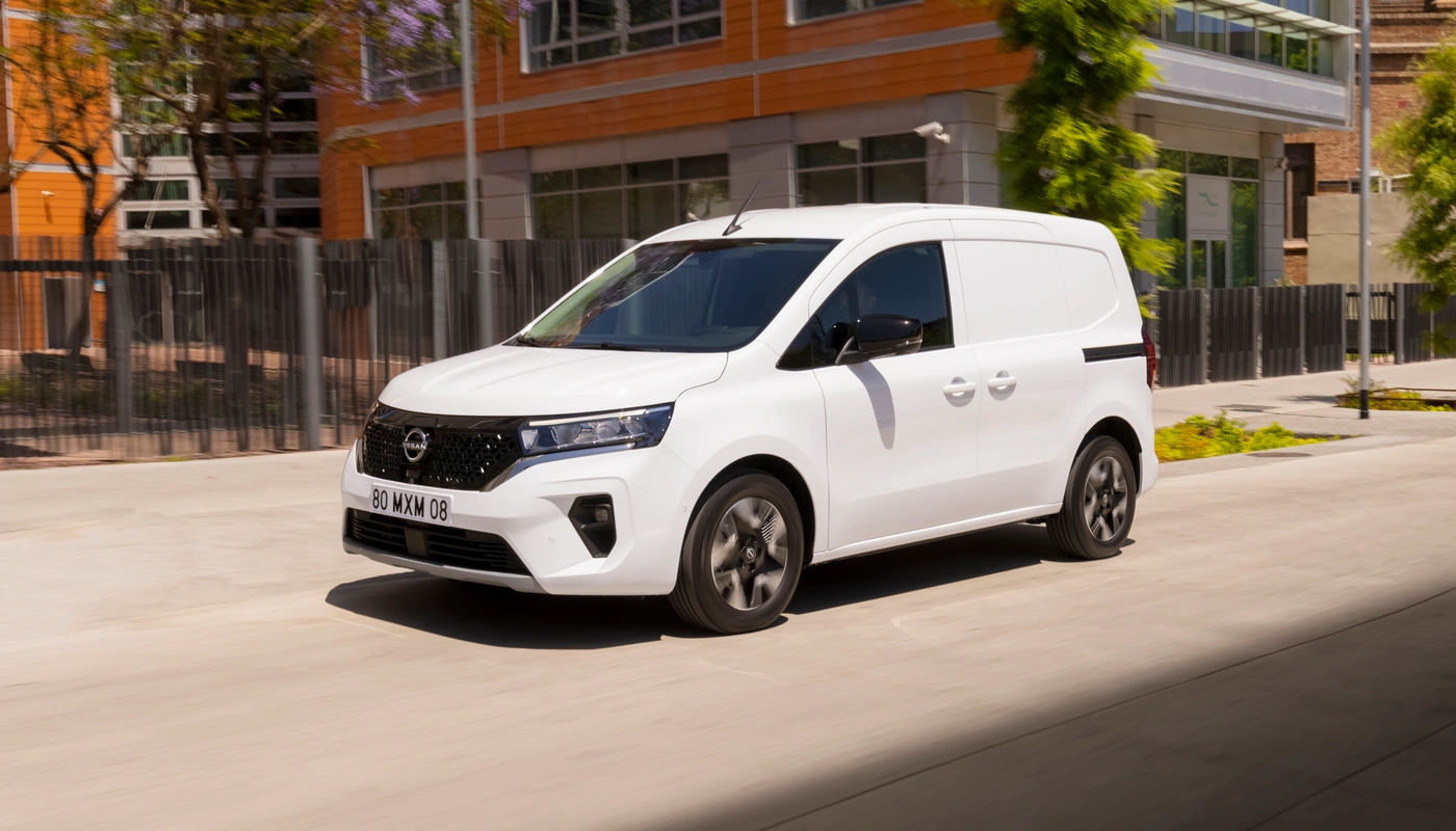 Nissan Townstar Combi Van - Contexto Entorno Real Contexto Conduciendo Exterior Frontal Izquierda