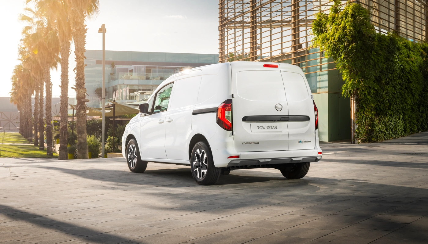 Nissan Townstar Combi Van - Contexto Entorno Real Contexto Conduciendo Exterior Trasera Derecha