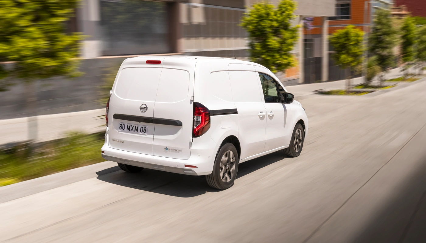 Nissan Townstar Combi Van - Contexto Entorno Real Contexto Conduciendo Exterior Trasera Izquierda