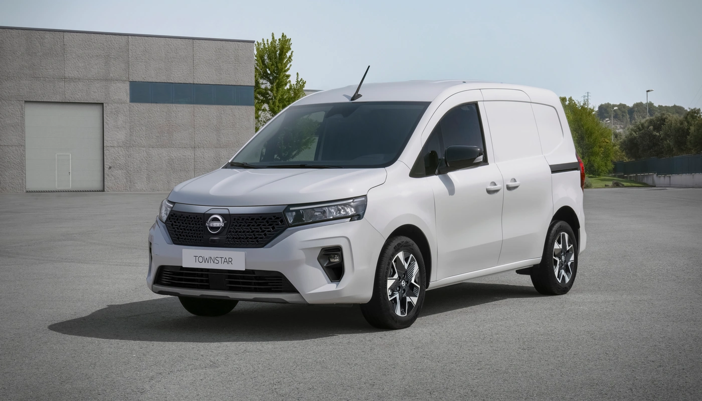 Nissan Townstar Combi Van - Contexto Estudio Contexto Aparcado Exterior Frontal Izquierda