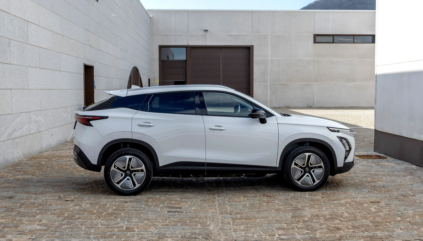 Omoda 5 Ev - Contexto Entorno Real Contexto Aparcado Exterior Lateral Derecha
