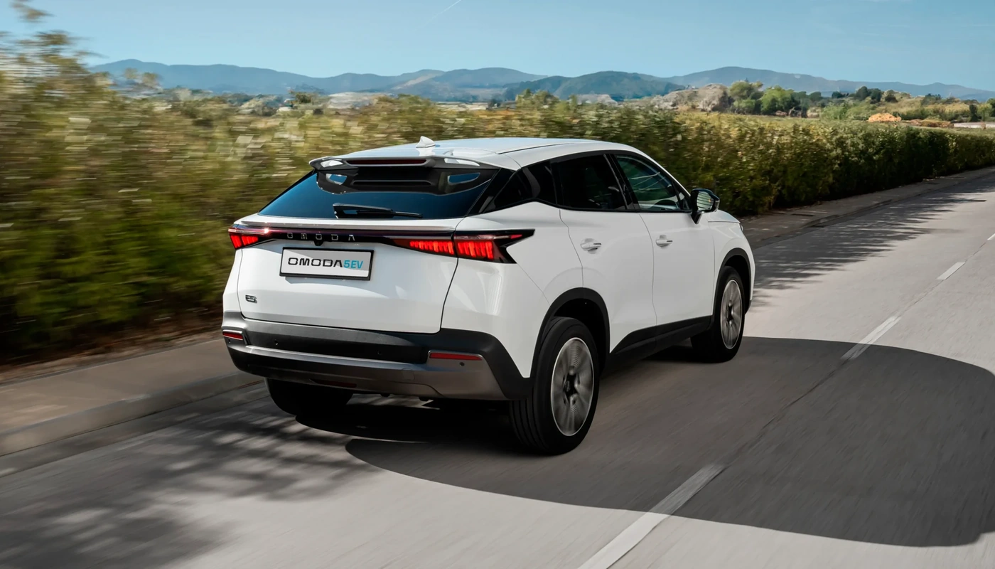 Omoda 5 Ev - Contexto Entorno Real Contexto Conduciendo Exterior Trasera Izquierda