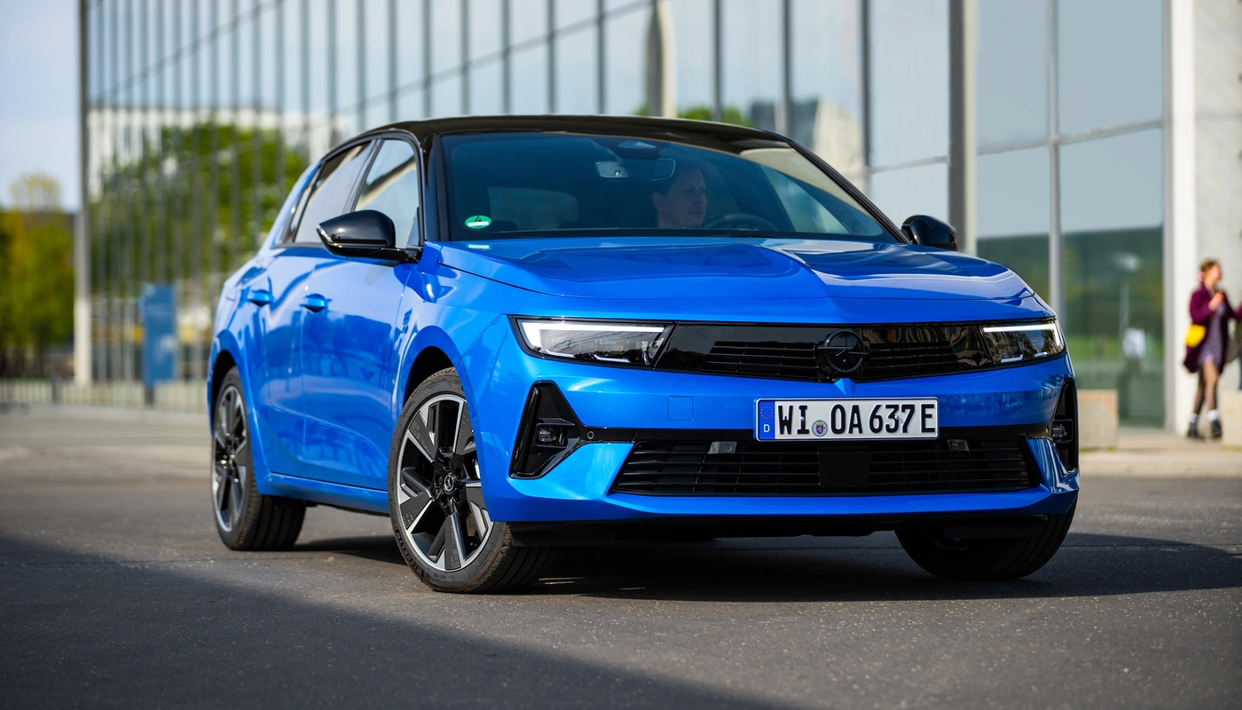 Opel Astra - Contexto Entorno Real Contexto Aparcado Exterior Frontal Derecha