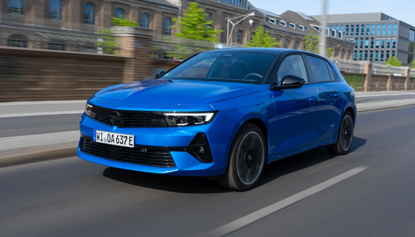 Opel Astra - Contexto Entorno Real Contexto Conduciendo Exterior Frontal Izquierda