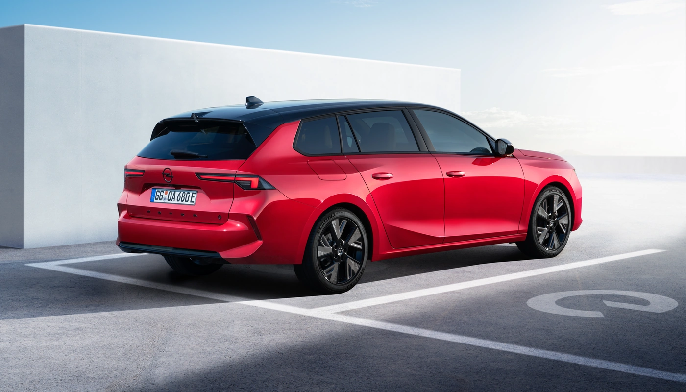 Opel Astra Sports Tourer - Contexto Aparcado Exterior Trasera Izquierda