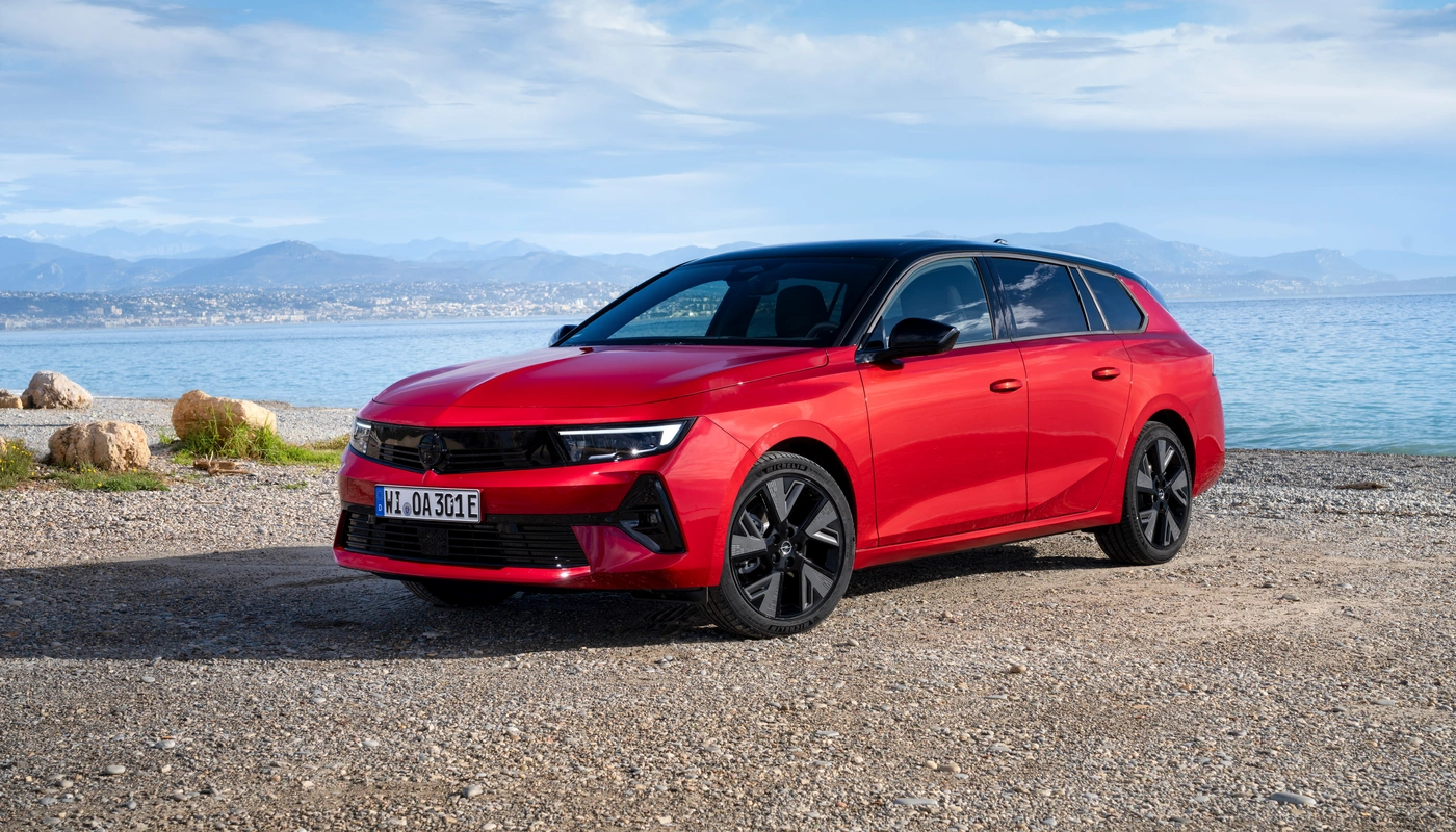 Opel Astra Sports Tourer - Contexto Entorno Real Contexto Aparcado Exterior Frontal Izquierda