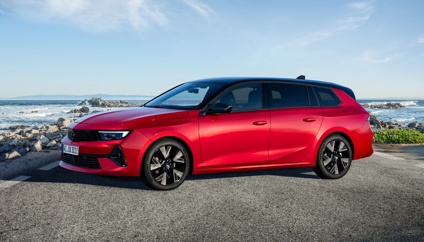 Opel Astra Sports Tourer - Contexto Entorno Real Contexto Aparcado Exterior Lateral Izquierda