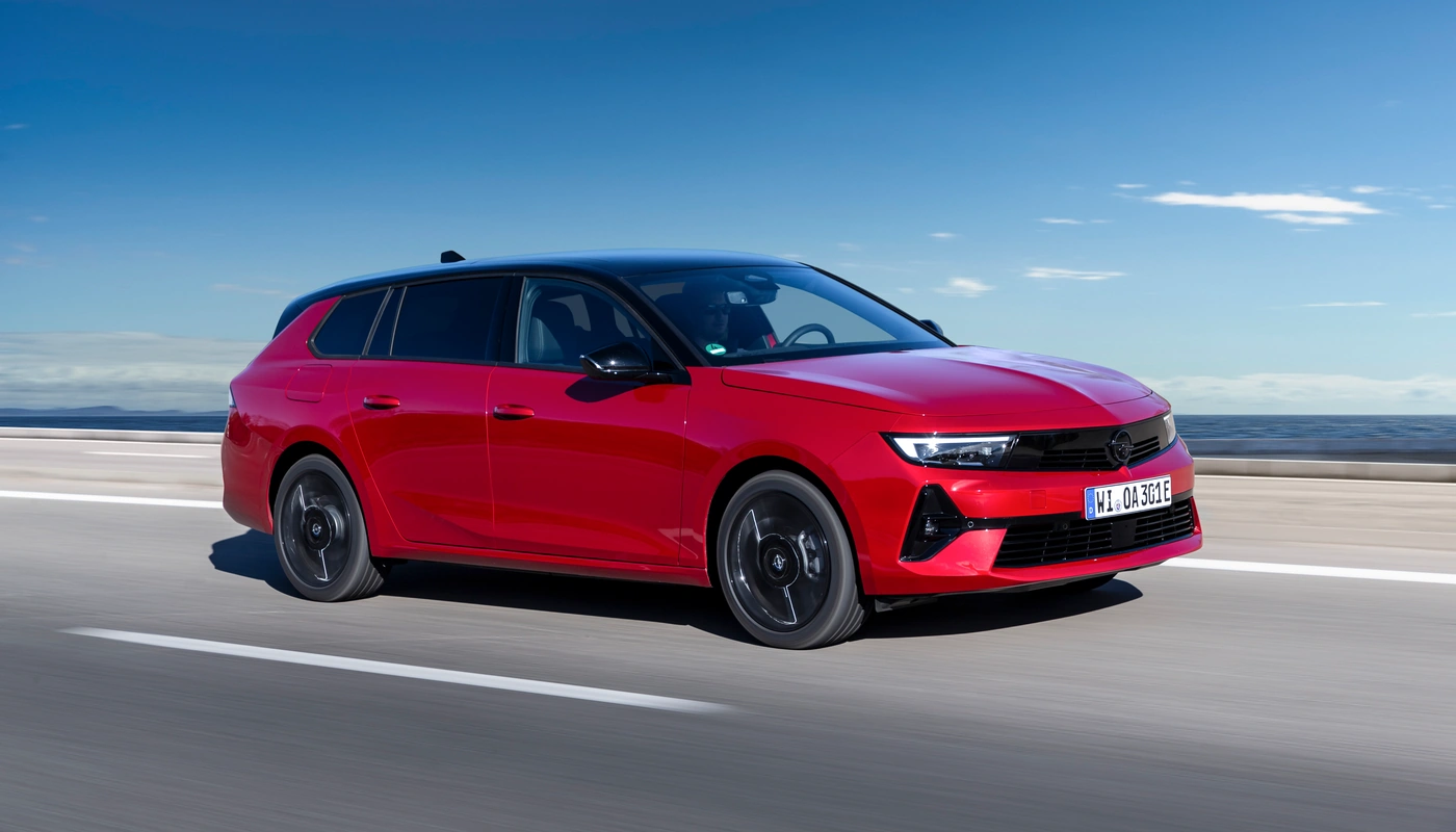 Opel Astra Sports Tourer - Contexto Entorno Real Contexto Conduciendo Exterior Lateral Derecha