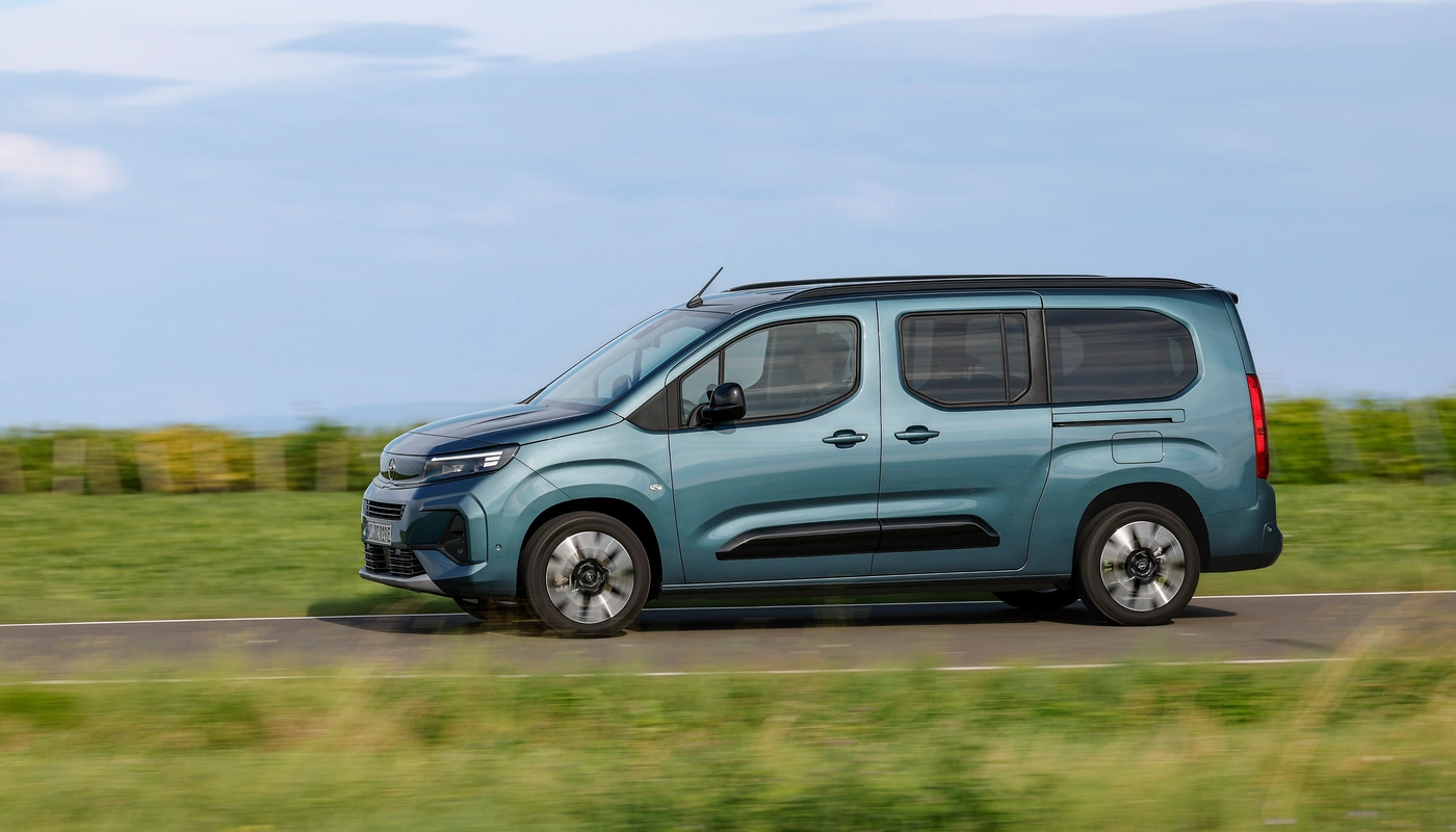 Opel Combo - Contexto Entorno Real Contexto Conduciendo Exterior Lateral Izquierda