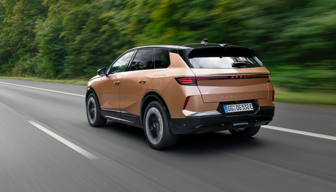 Opel Grandland - Contexto Entorno Real Contexto Conduciendo Exterior Trasera Derecha