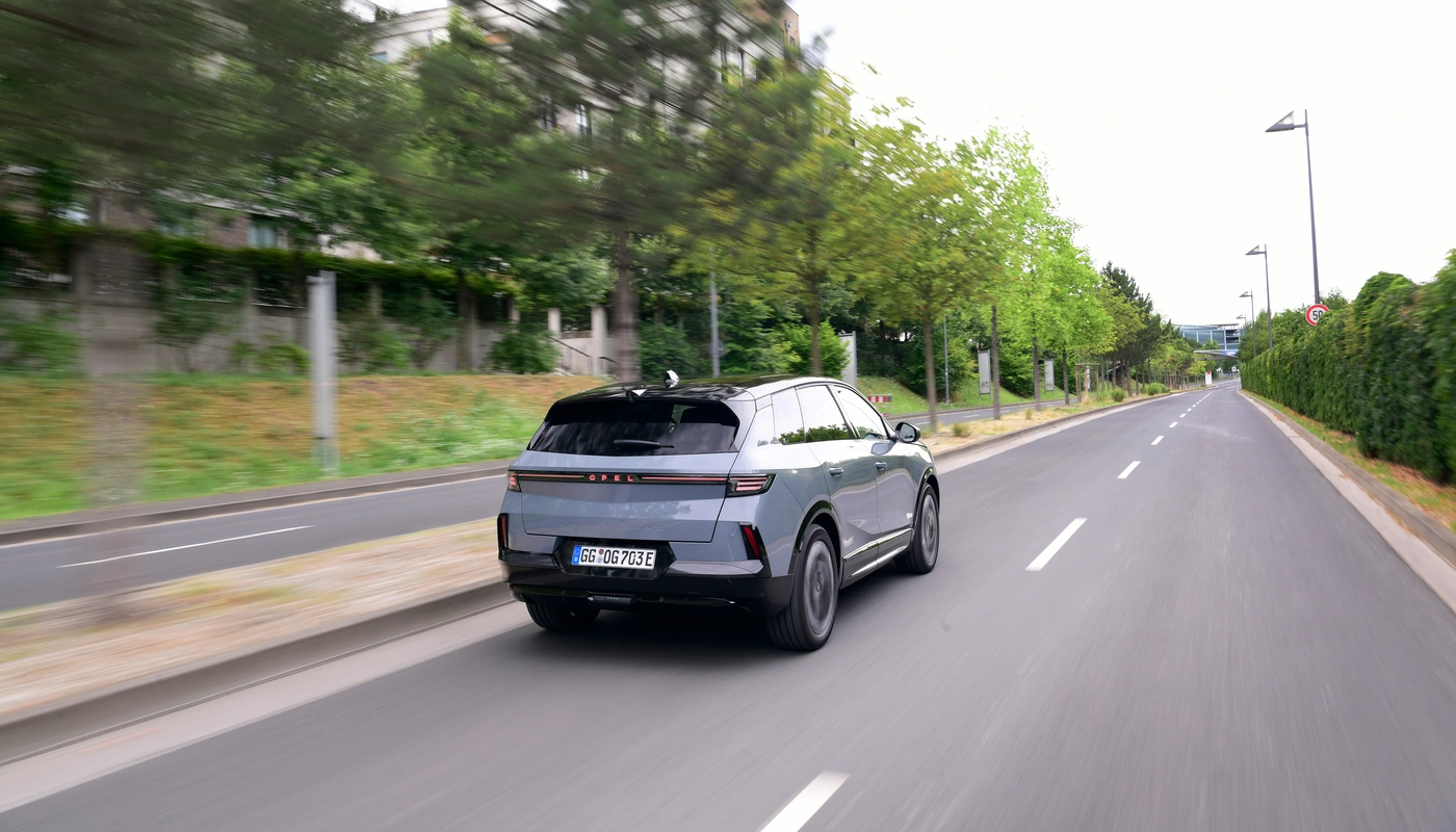 Opel Grandland - Contexto Entorno Real Contexto Conduciendo Exterior Trasera Izquierda