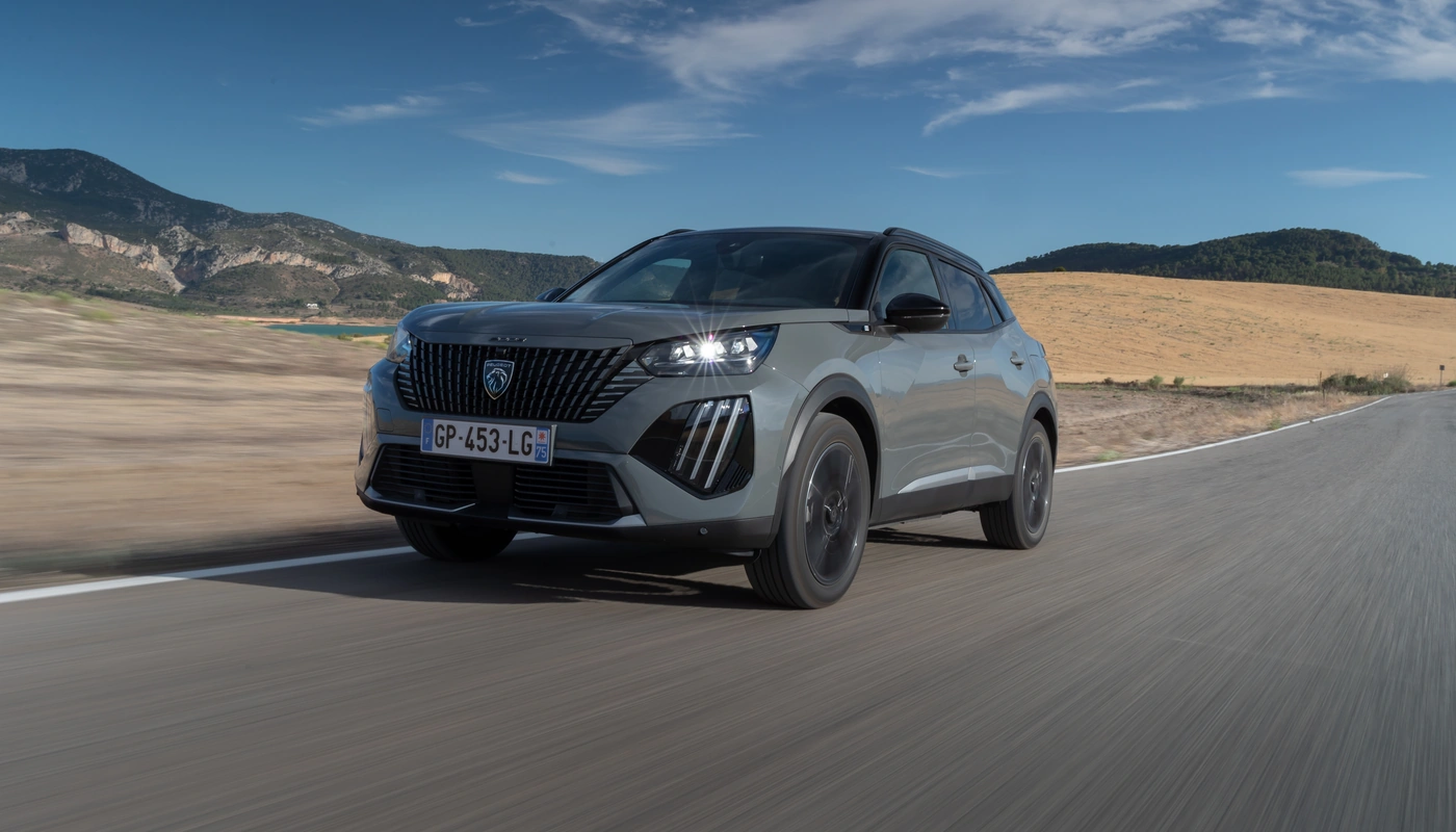 Peugeot E 2008 - Contexto Entorno Real Contexto Conduciendo Exterior Frontal Izquierda