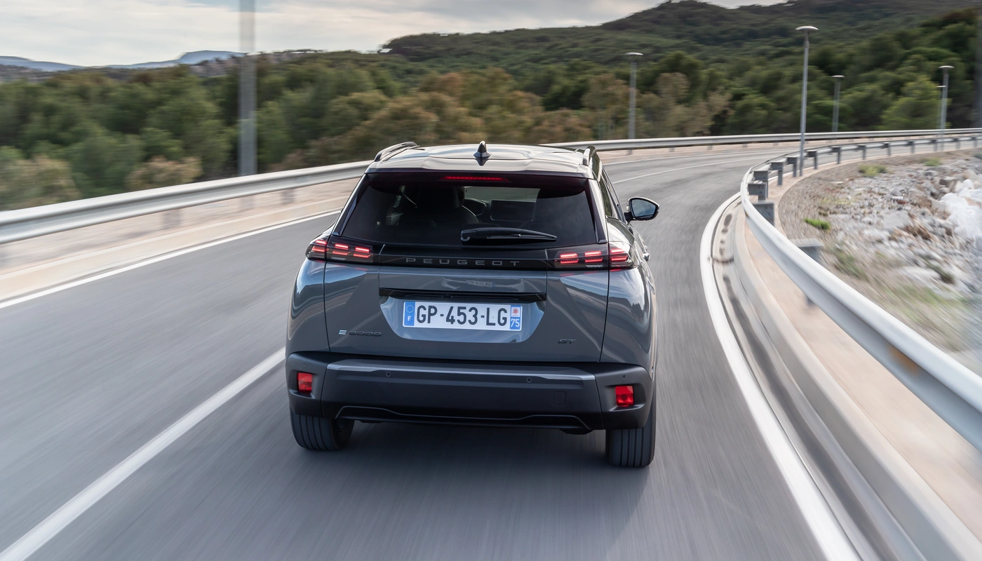 Peugeot E 2008 - Contexto Entorno Real Contexto Conduciendo Exterior Trasera