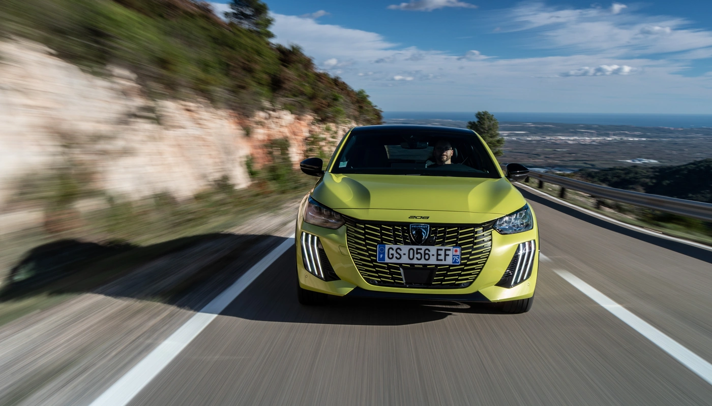 Peugeot E 208 - Contexto Entorno Real Contexto Conduciendo Exterior Frontal