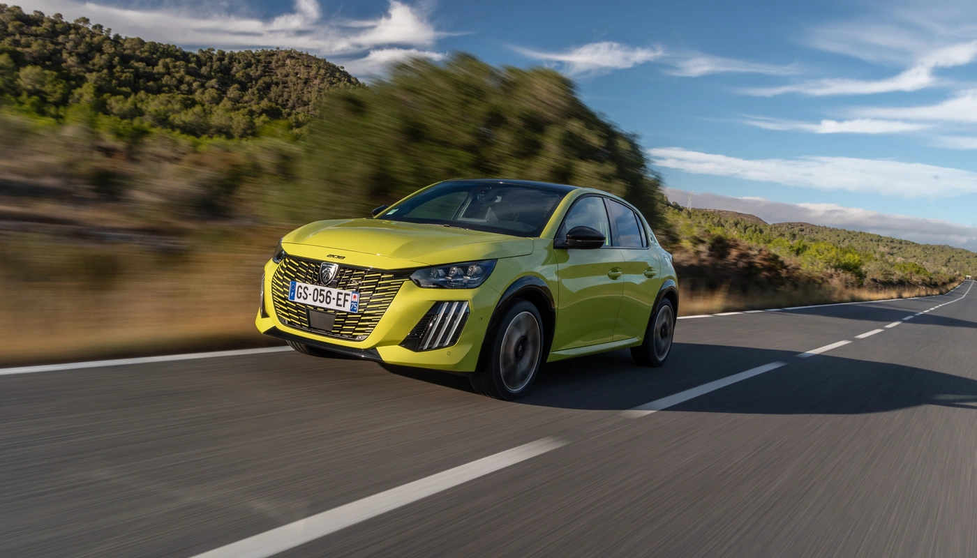 Peugeot E 208 - Contexto Entorno Real Contexto Conduciendo Exterior Frontal Izquierda