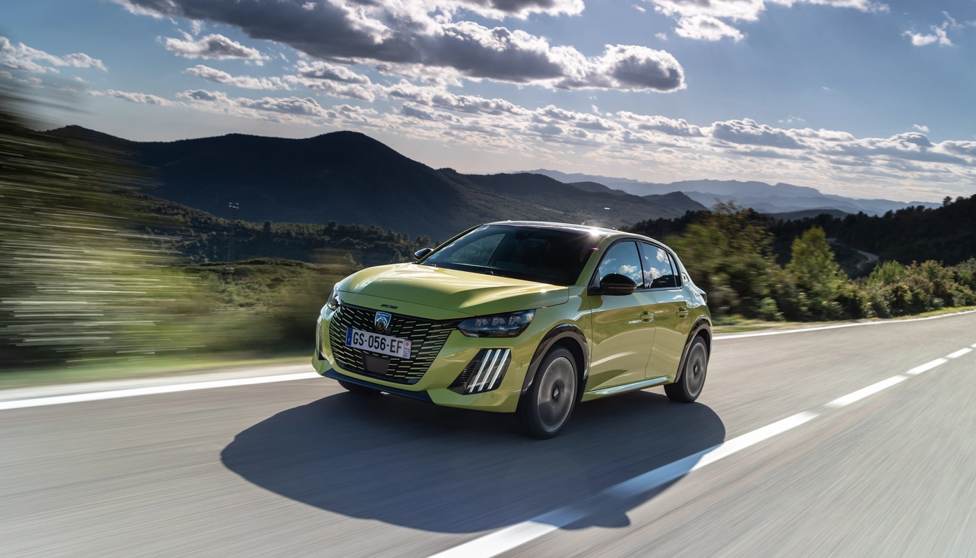 Peugeot E 208 - Contexto Entorno Real Contexto Conduciendo Exterior Frontal Izquierda