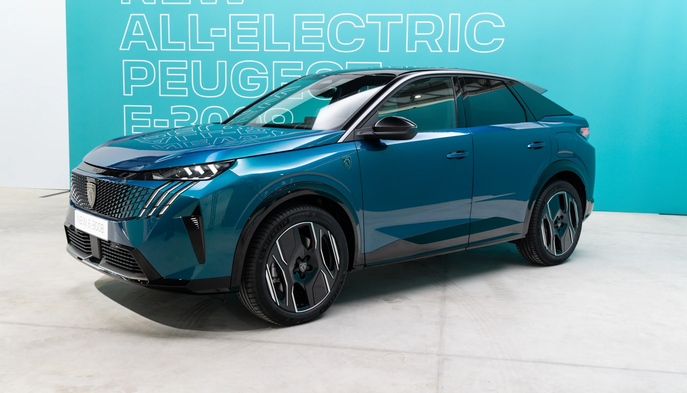 Peugeot E 3008 - Contexto Entorno Real Contexto Aparcado Exterior Frontal Izquierda