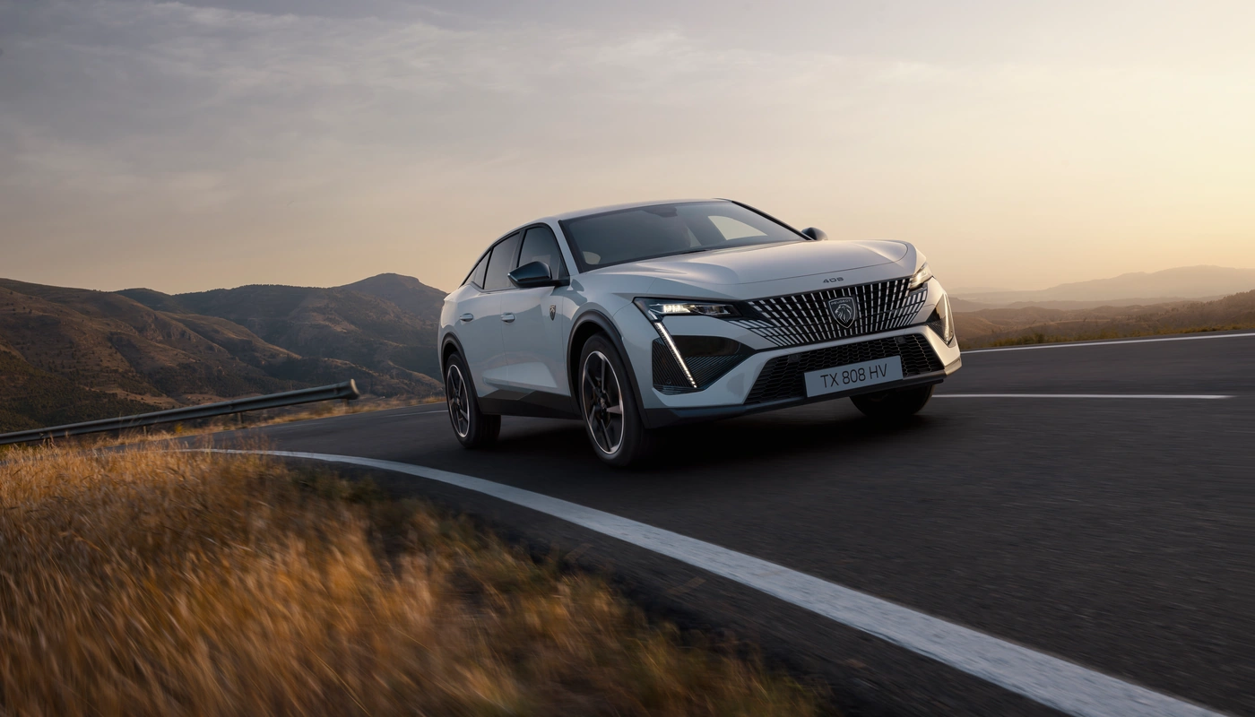 Peugeot E 408 - Contexto Entorno Real Contexto Conduciendo Exterior Frontal Derecha