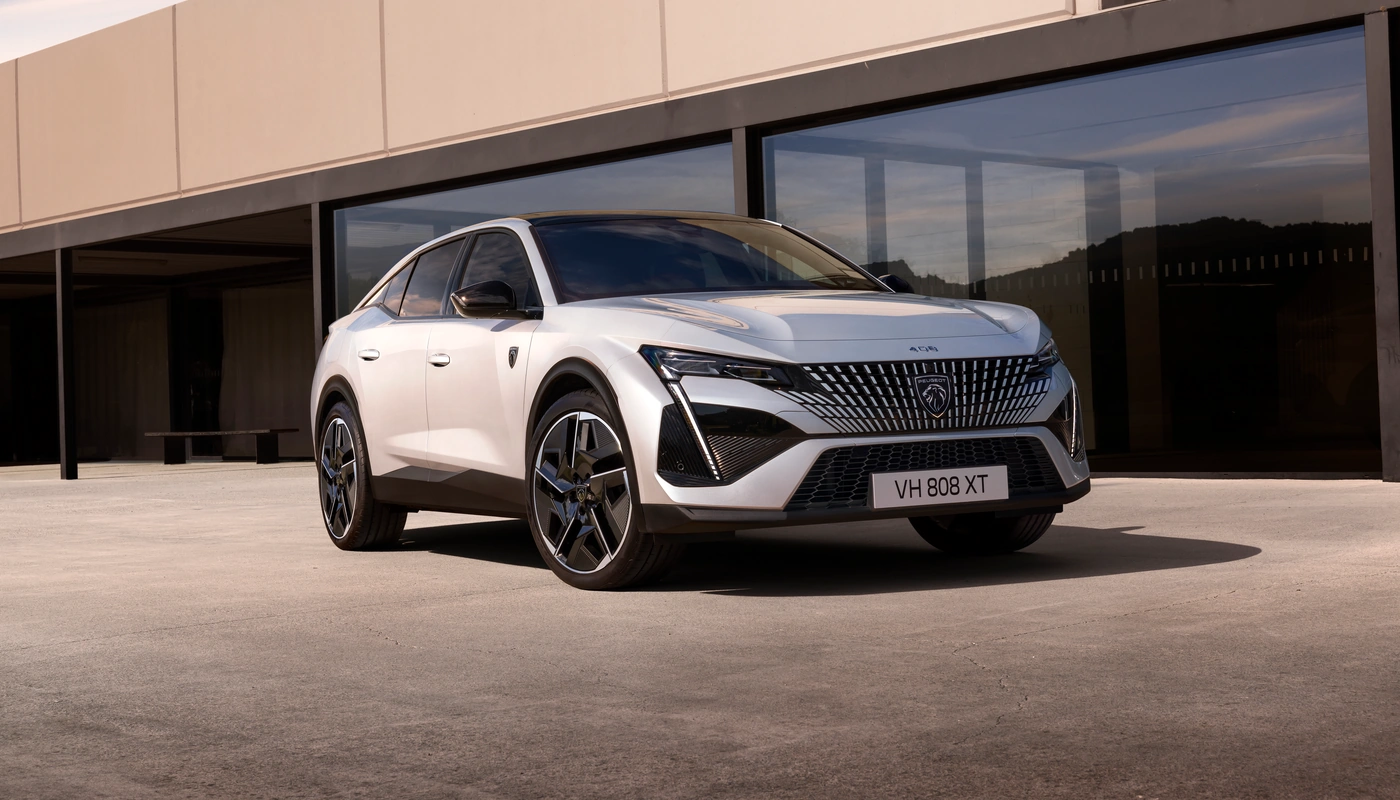 Peugeot E 408 - Contexto Estudio Contexto Aparcado Exterior Frontal Derecha