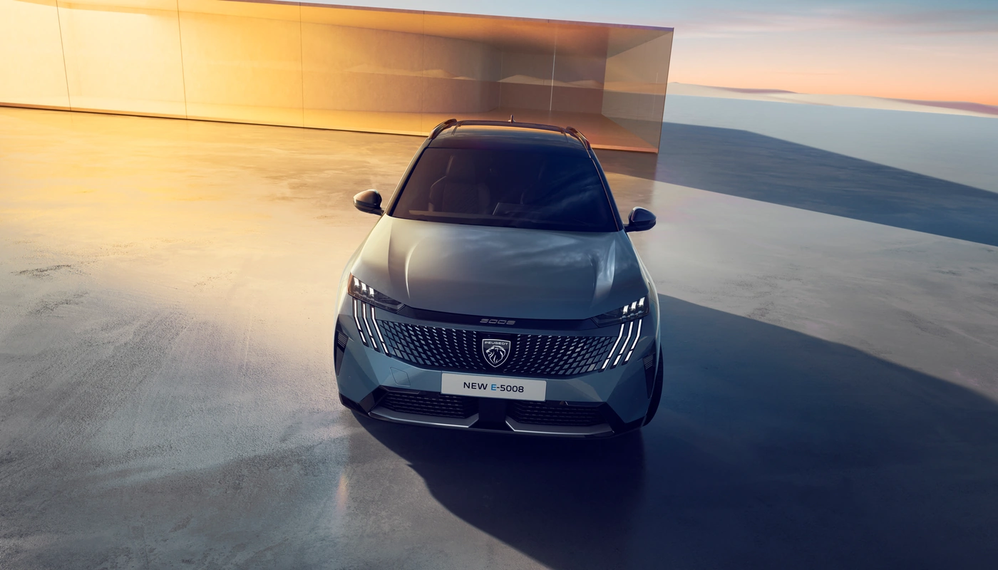 Peugeot E 5008 - Contexto Estudio Contexto Aparcado Exterior Frontal