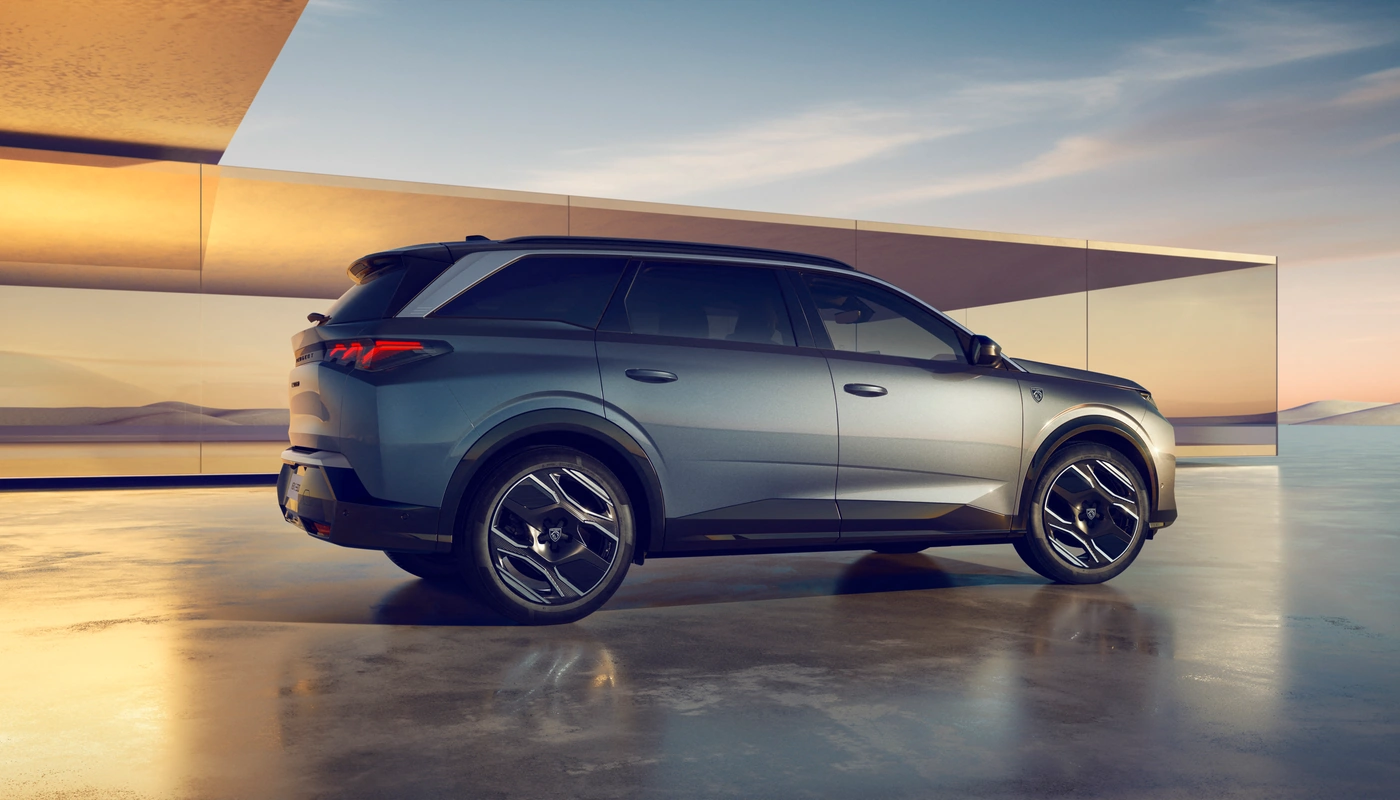 Peugeot E 5008 - Contexto Estudio Contexto Aparcado Exterior Lateral Derecha