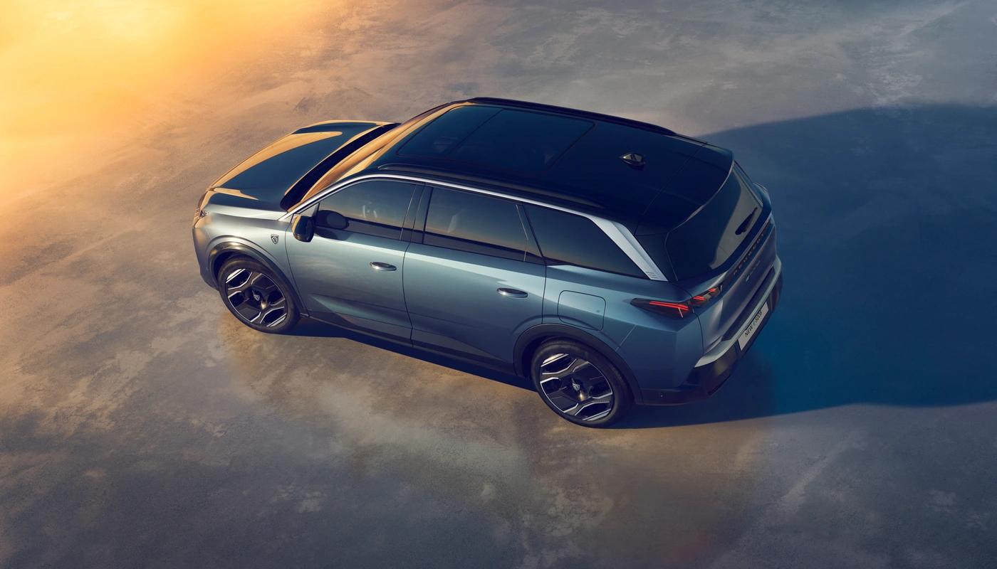 Peugeot E 5008 - Contexto Estudio Contexto Aparcado Exterior Lateral Izquierda Exterior Superior