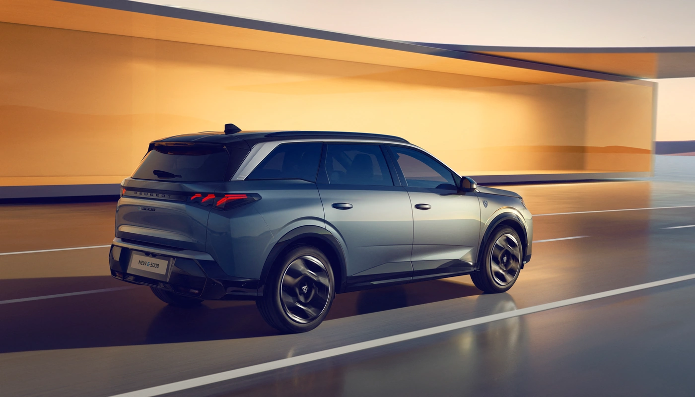 Peugeot E 5008 - Contexto Estudio Contexto Conduciendo Exterior Lateral Derecha