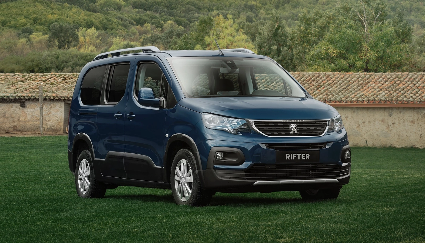 Peugeot E Rifter Long - Contexto Entorno Real Contexto Aparcado Exterior Frontal Derecha