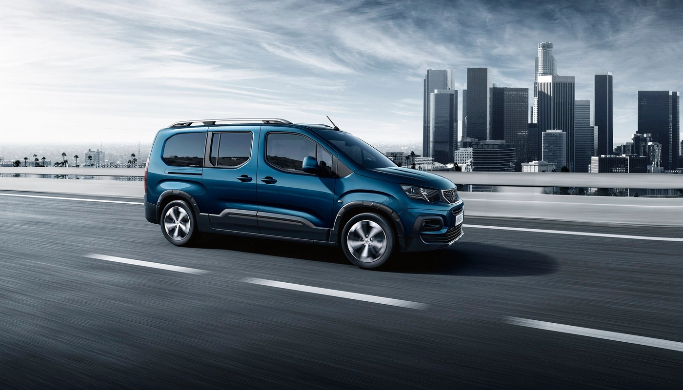 Peugeot E Rifter Long - Contexto Estudio Contexto Conduciendo Exterior Lateral Derecha