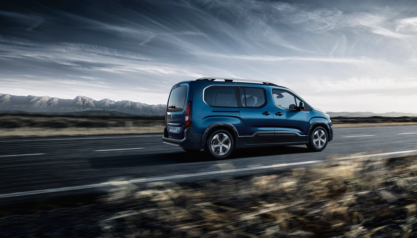 Peugeot E Rifter Long - Contexto Estudio Contexto Conduciendo Exterior Trasera Izquierda