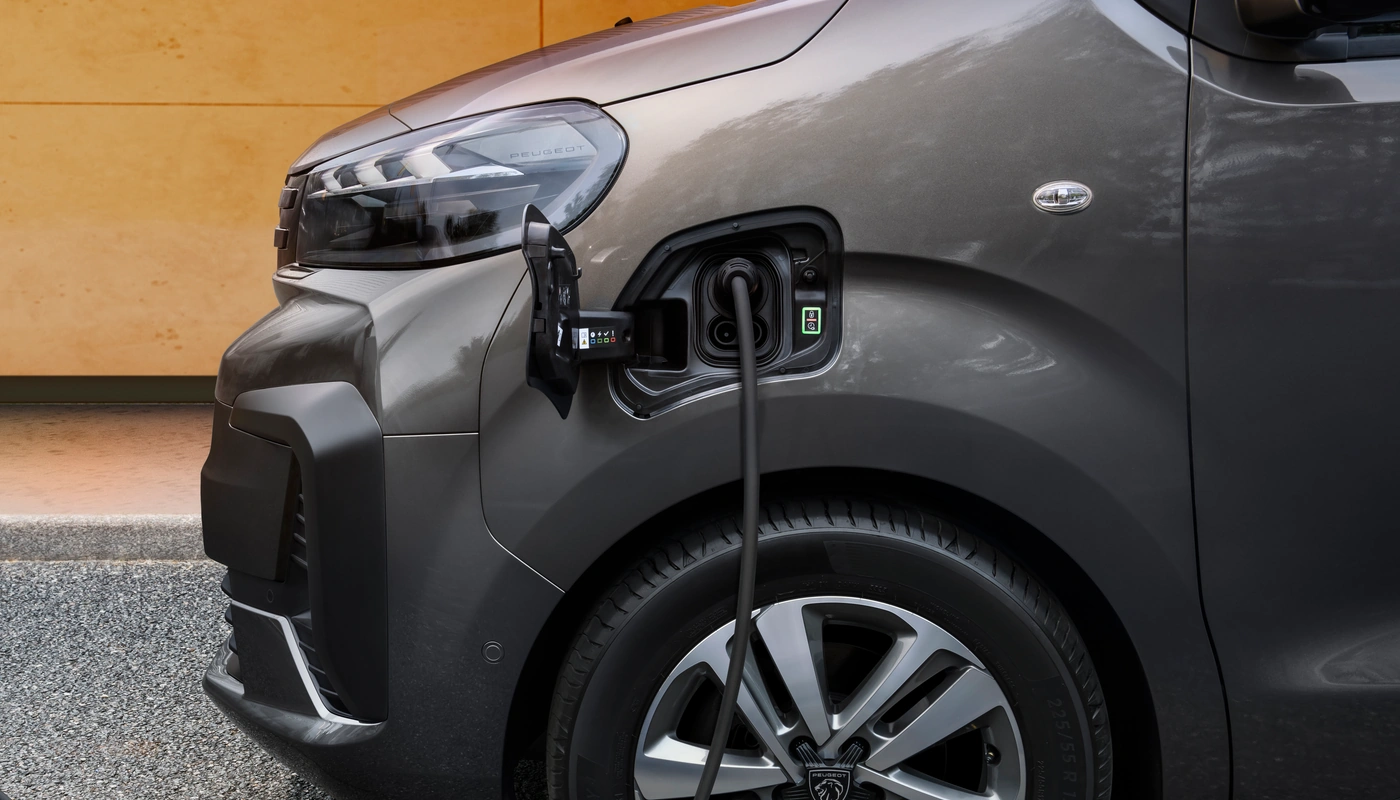 Peugeot Traveller Standard - Carga Puerto Y Cable