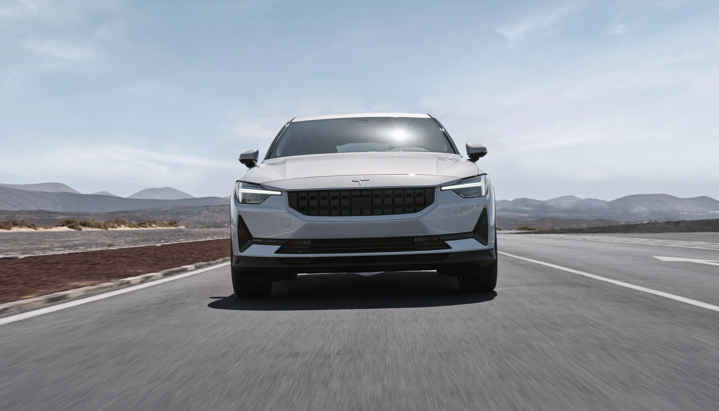 Polestar 2 - Contexto Entorno Real Contexto Conduciendo Exterior Frontal