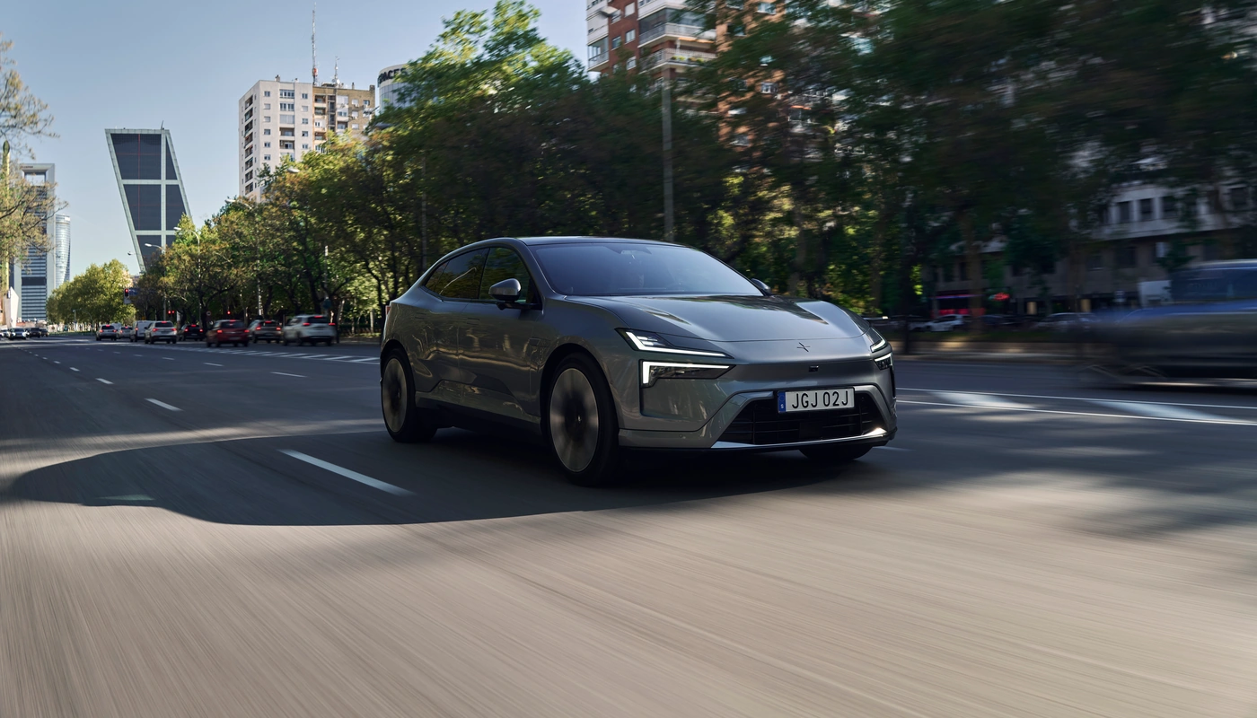 Polestar 4 - Contexto Entorno Real Contexto Conduciendo Exterior Frontal Derecha