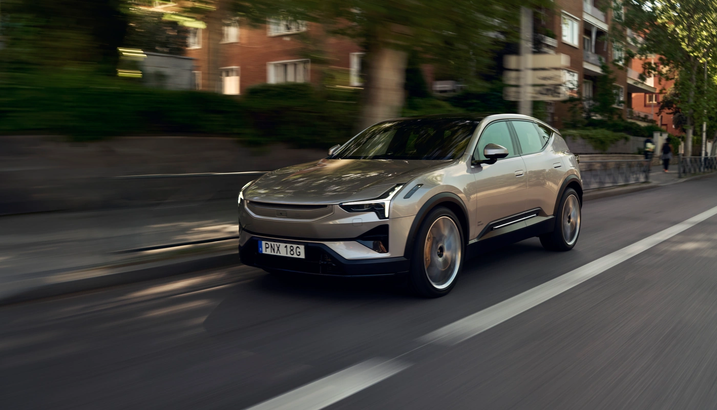 Polestar 4 - Contexto Entorno Real Contexto Conduciendo Exterior Frontal Izquierda