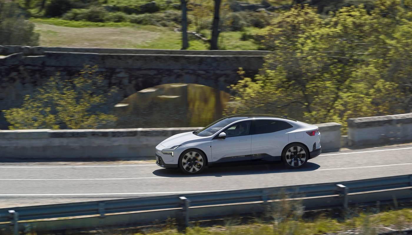 Polestar 4 - Contexto Entorno Real Contexto Conduciendo Exterior Lateral Izquierda