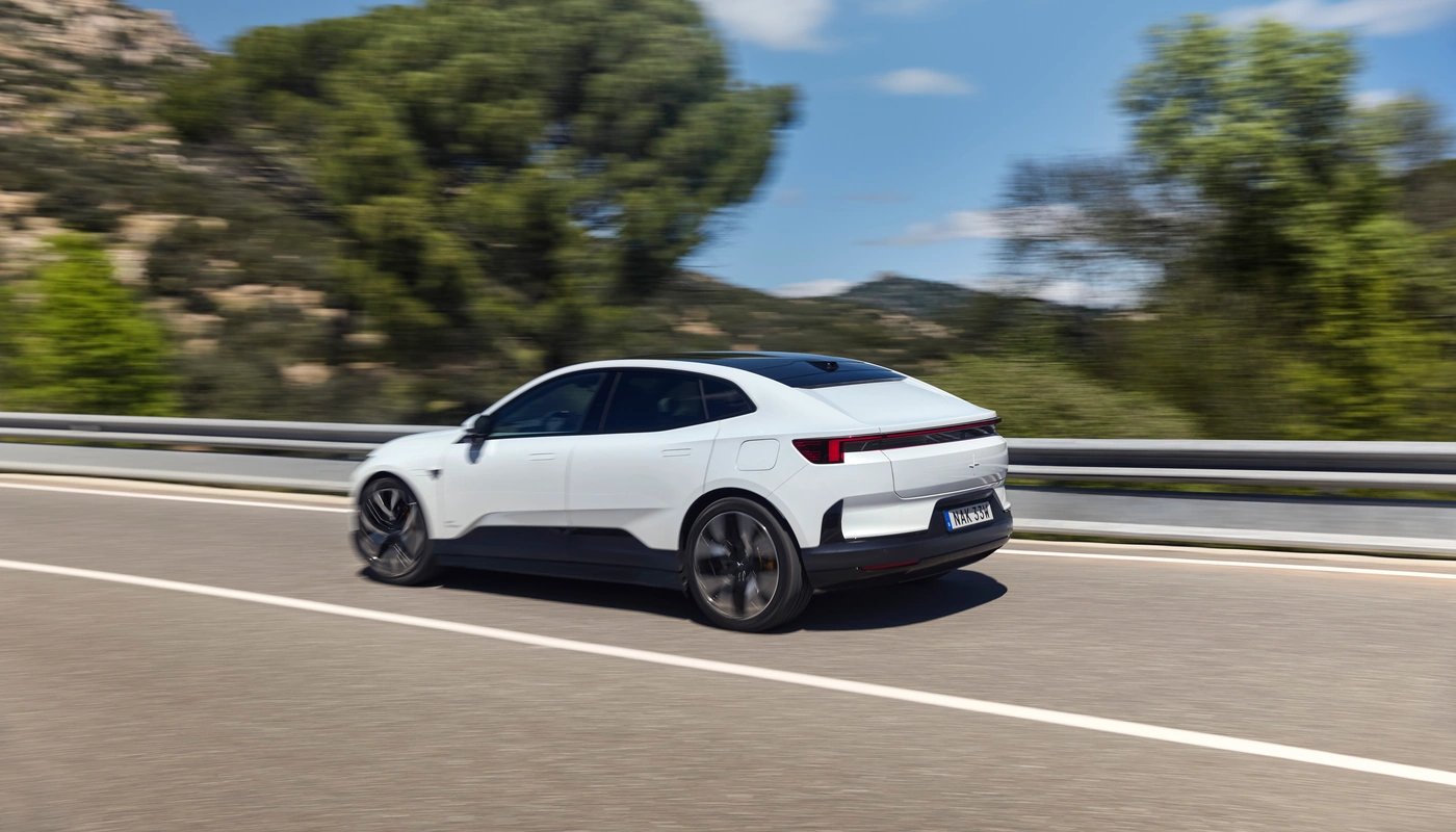 Polestar 4 - Contexto Entorno Real Contexto Conduciendo Exterior Lateral Izquierda