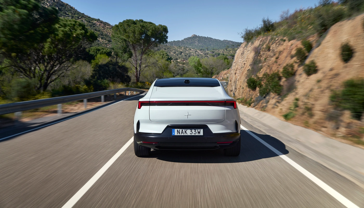 Polestar 4 - Contexto Entorno Real Contexto Conduciendo Exterior Trasera