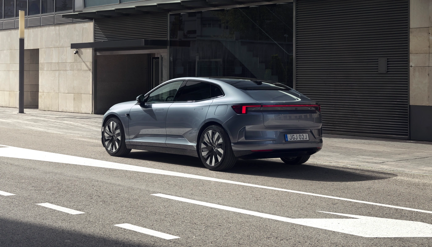 Polestar 4 - Contexto Entorno Real Contexto Conduciendo Exterior Trasera Derecha