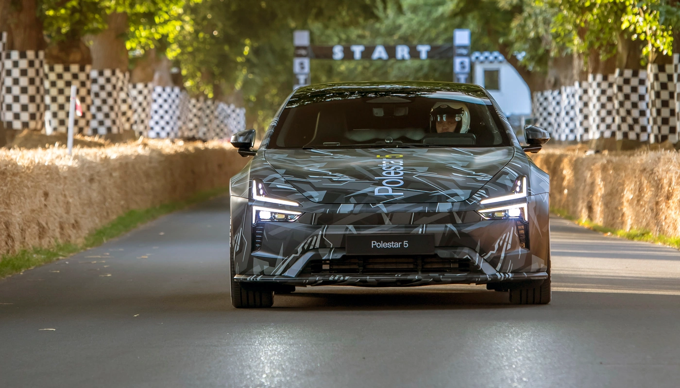 Polestar 5 - Contexto Entorno Real Contexto Conduciendo Exterior Frontal