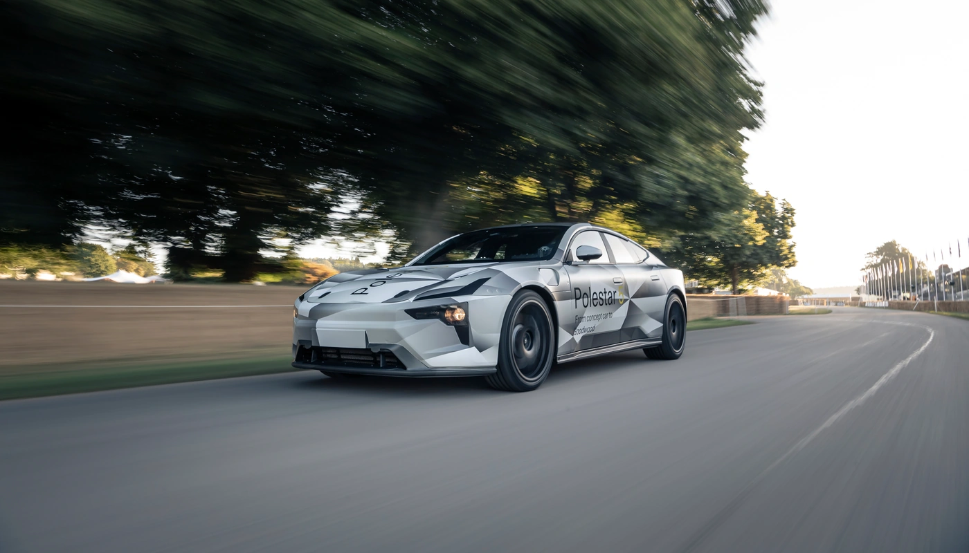 Polestar 5 - Contexto Entorno Real Contexto Conduciendo Exterior Frontal Izquierda