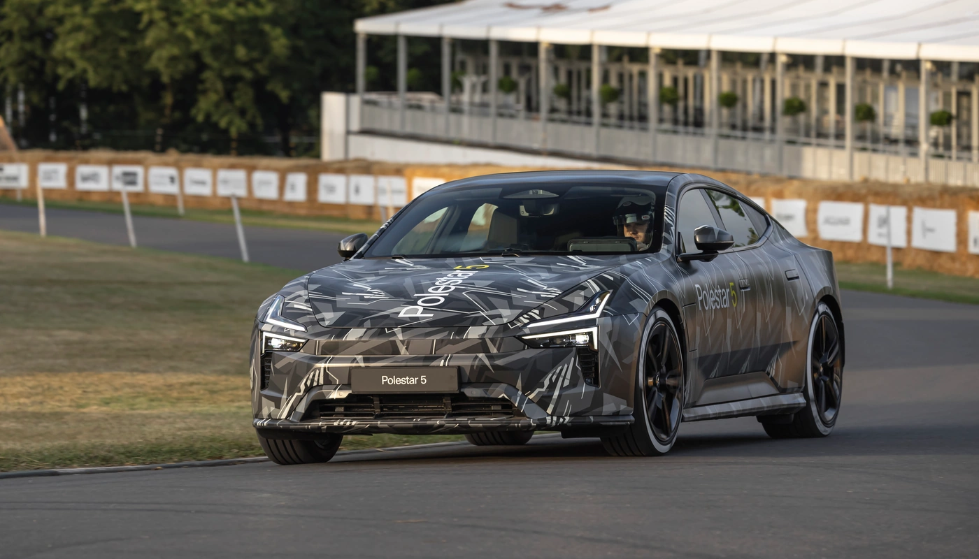 Polestar 5 - Contexto Entorno Real Contexto Conduciendo Exterior Frontal Izquierda