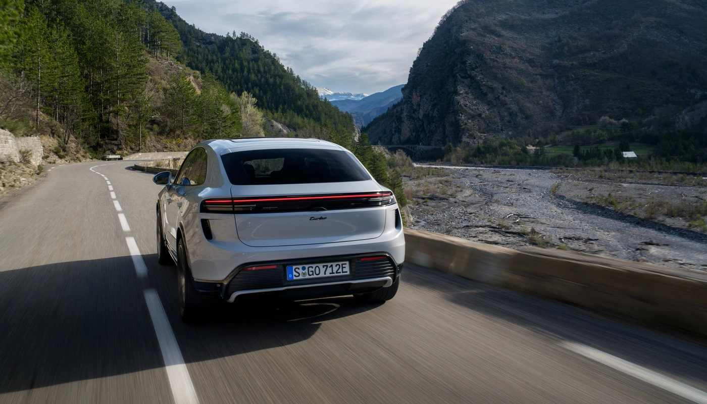 Porsche Macan - Contexto Entorno Real Contexto Conduciendo Exterior Trasera