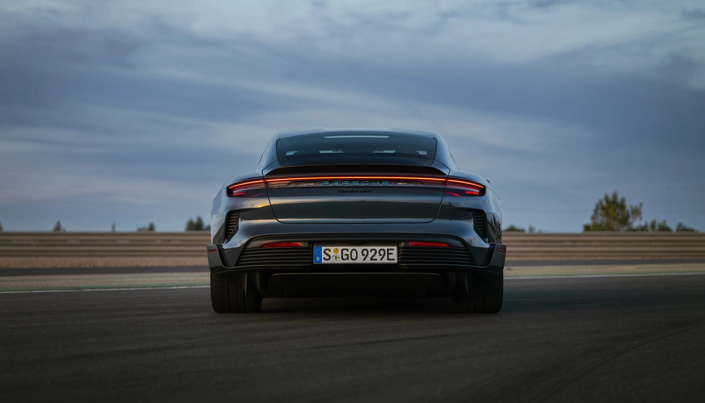 Porsche Taycan - Contexto Entorno Real Contexto Aparcado Exterior Trasera